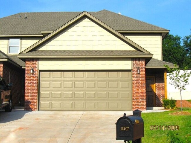 Building Photo - 4 Bed 2 Bath 2 Car Duplex in the Oxford Park Addition in Edmond
