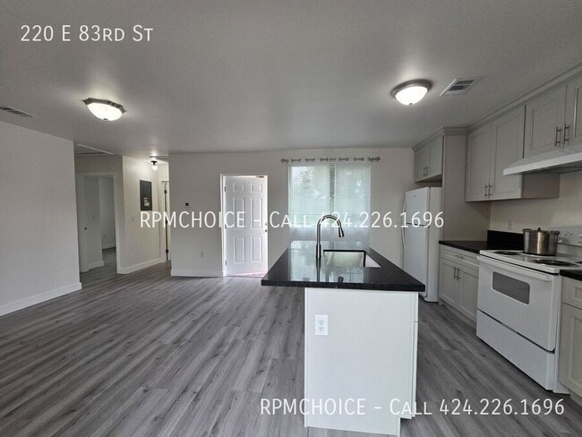 Building Photo - 220 E 83rd St
