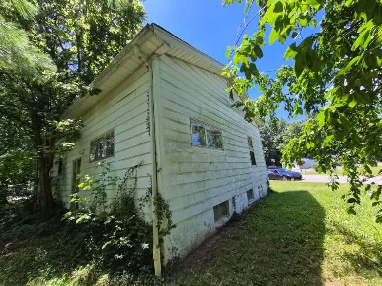 Building Photo - 1200 SW 6th St
