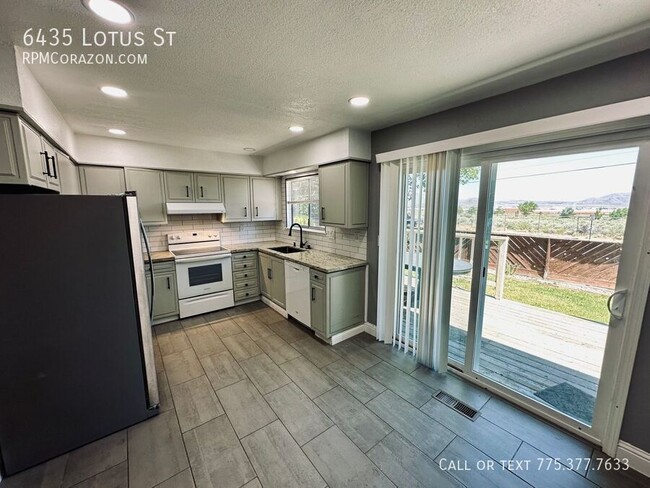 Building Photo - 6435 Lotus St