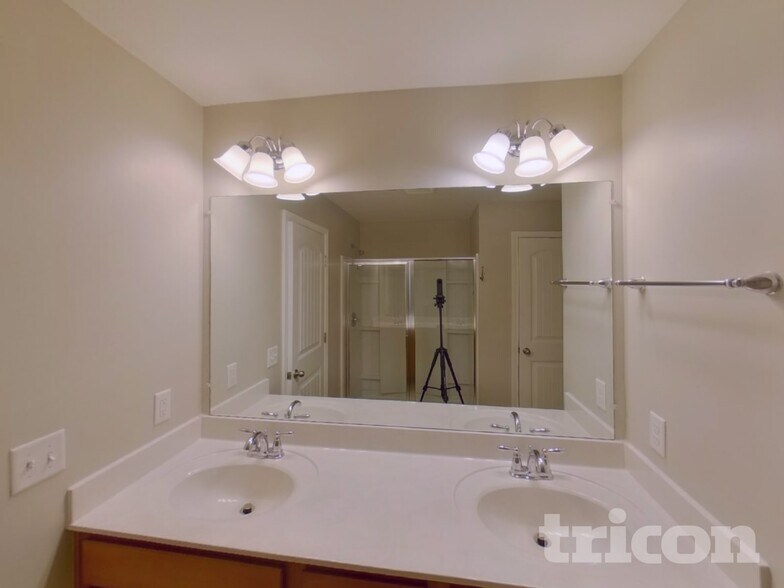 Building Photo - 2541 Miranda Dr