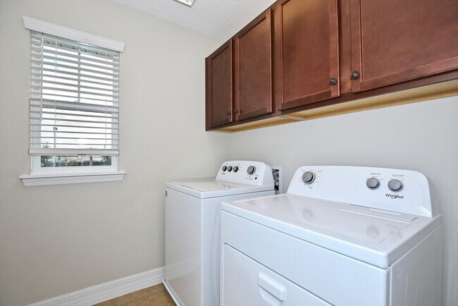 Building Photo - Beautifully Appointment 3/2 Modern Townhom...