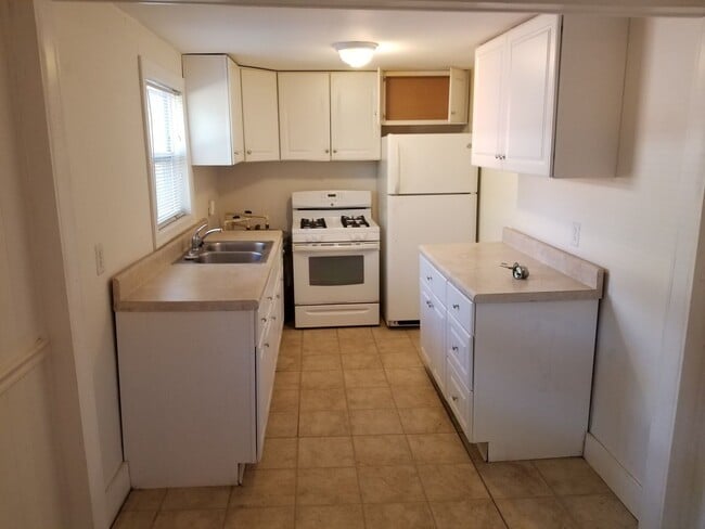 Building Photo - 2 Bed, 1 Bath Home