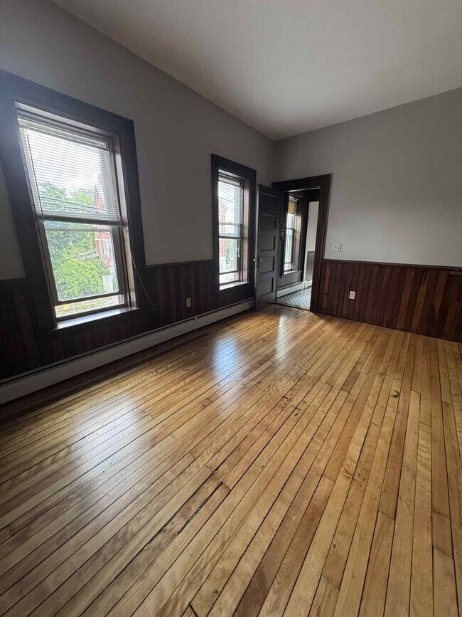 Building Photo - 2 Main St