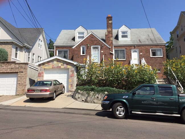 Private Entrance - 156 Maple St