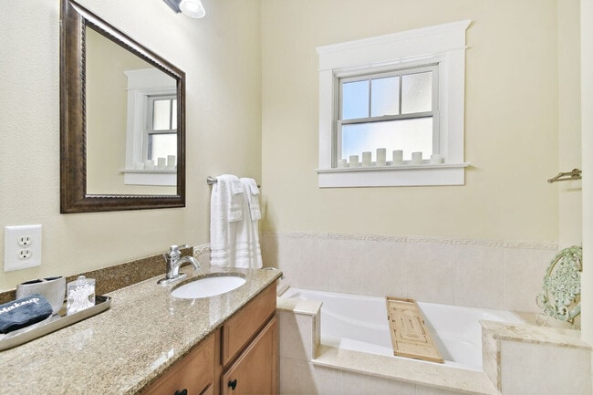 Building Photo - 507 S Willow Ave