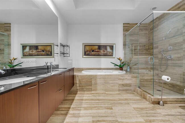 Building Photo - 16001 Collins Ave