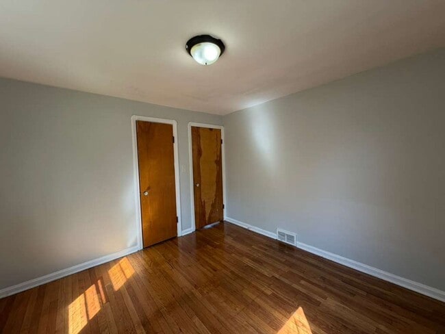 Building Photo - 1482 Dille Rd