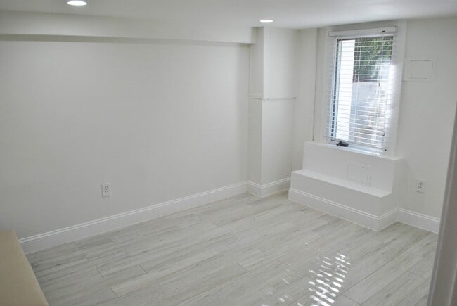 Building Photo - Georgetown near GT Medstar Hospital, Chic Rowhouse 5br/3Ba w/Yard, Deck, Parking