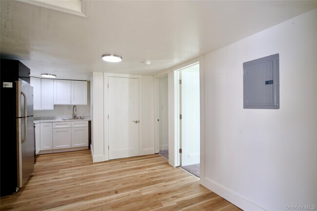 Building Photo - 120 Main St