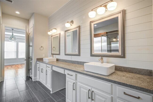 Building Photo - 135 Bella Luce