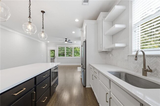 Building Photo - 254 Lamon Ave SE