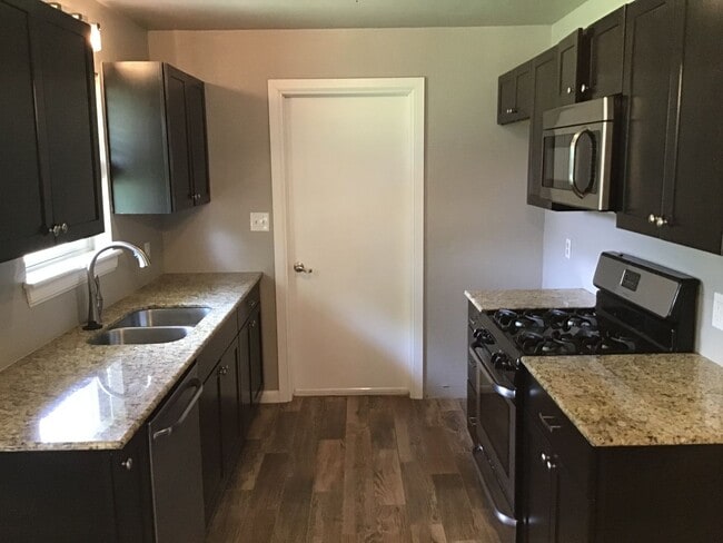 Building Photo - 3 bedroom, 1 1/2 baths and a 1 car garage ...