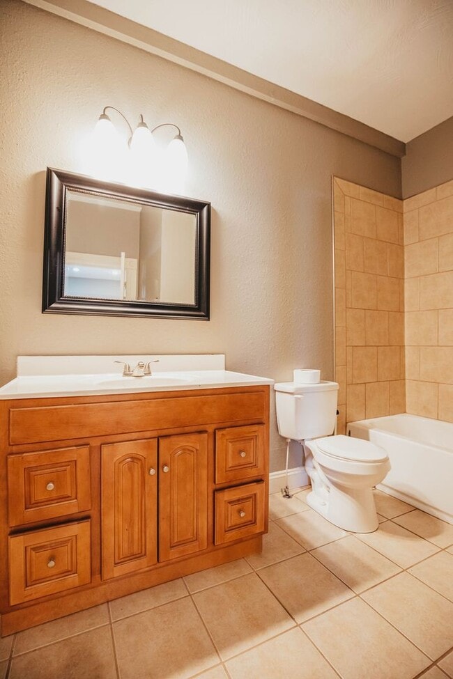 Building Photo - Stunning 5 bed 2 bath House ** Beautiful Upscale Living!!