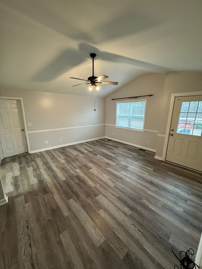 Building Photo - 3 bed & 2 bath in Saks! $200 off first months rent!