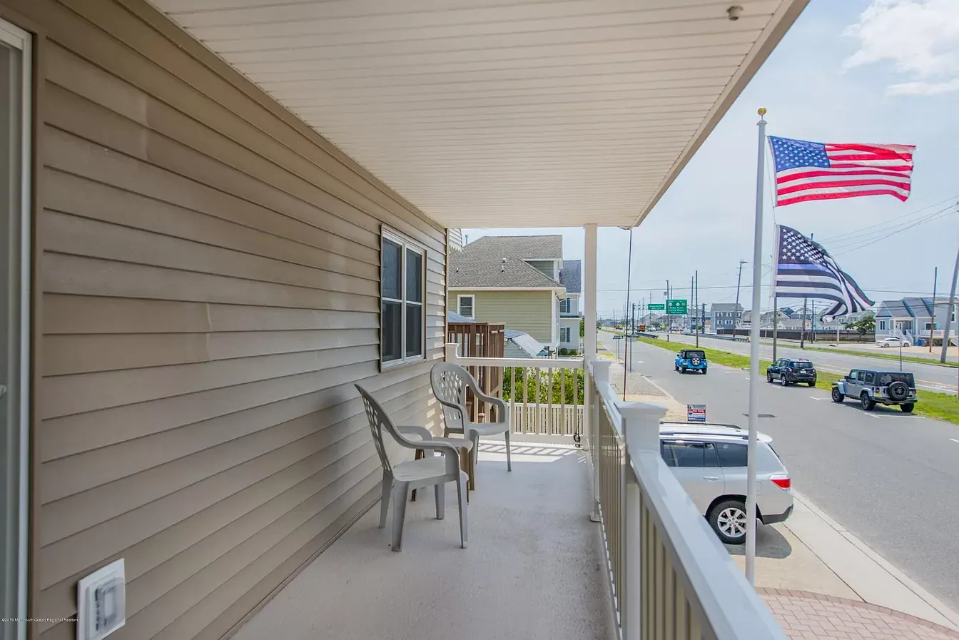 Side patio deck - 118 6th Ave