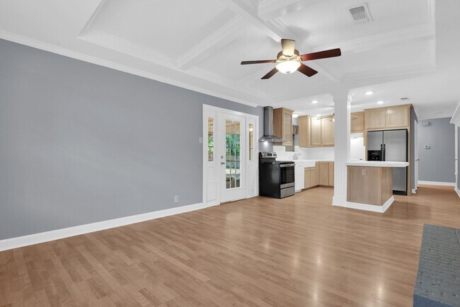 Building Photo - 3/2/2 in Quiet Sherman Neighborhood Near Fairview Park!