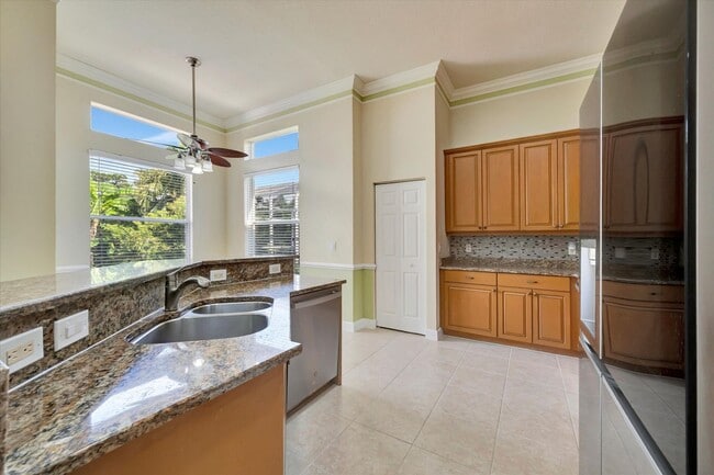 Building Photo - Convenient Central Location - 4 Bedroom + ...