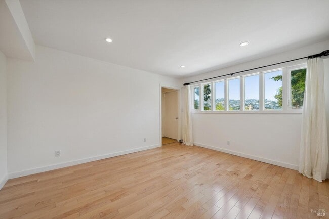 Building Photo - 125 Bayview Ave