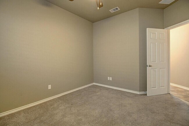 Building Photo - 7637 Cattlemen Dr