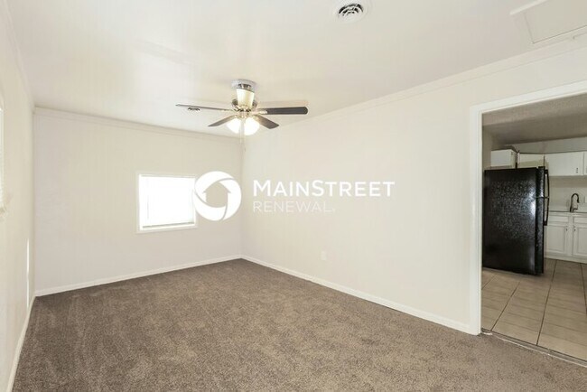 Building Photo - 4 Bedroom Pet-Friendly Home in Grandview, ...