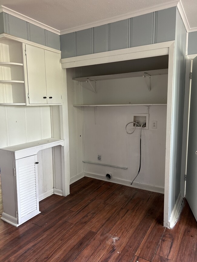 Building Photo - 1203 Caroline Dr