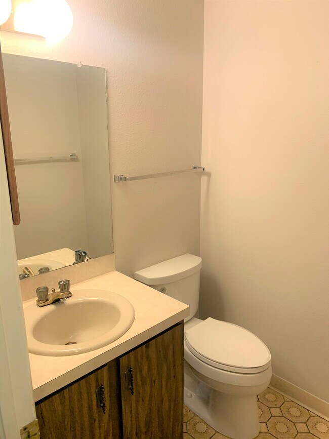 Building Photo - 3201 Wedgewood Ct