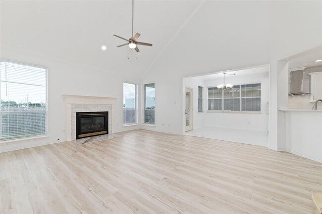 Building Photo - 304 Lago Vista St