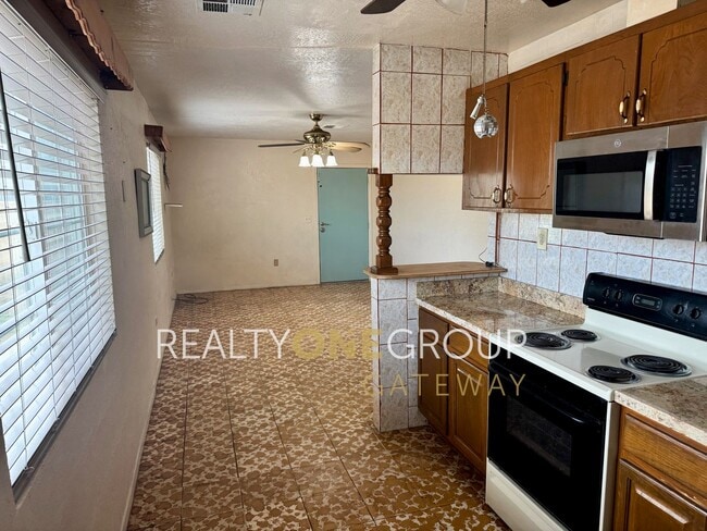 Building Photo - Compact 2 Bedroom 1 bath home with parking...
