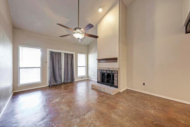 Building Photo - 7211 Lakewood Dr