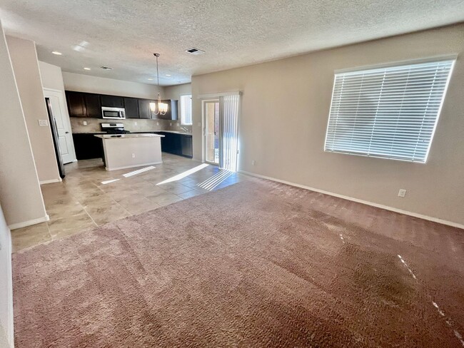 Building Photo - Spacious 4 bedroom Rio Rancho home. Large ...