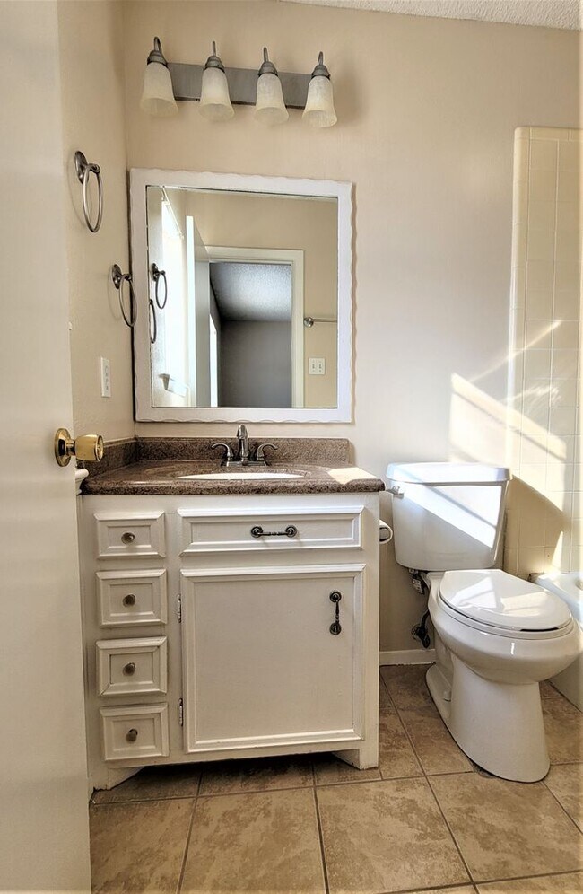 Building Photo - Fabulous home in lovely, convenient neighborhood