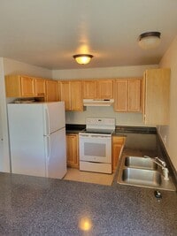 Building Photo - 3 Bedroom, 2.5 Bathroom Townhouse; Short D...