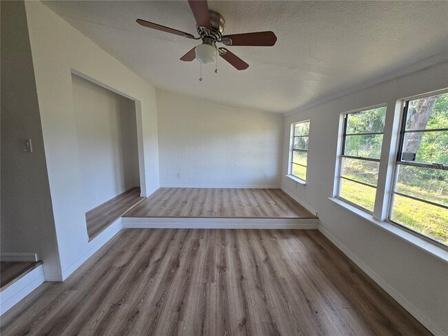 Building Photo - 9541 Round Lk Dr