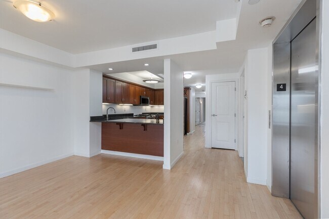 Building Photo - 910 Beacon St