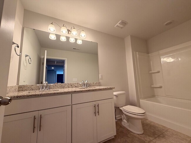 Building Photo - 1/2 Off First Month's Rent! Gorgeous 4 BR 2.5 Bath in Westlawn! Minutes from Veterans Parkway, Sh...