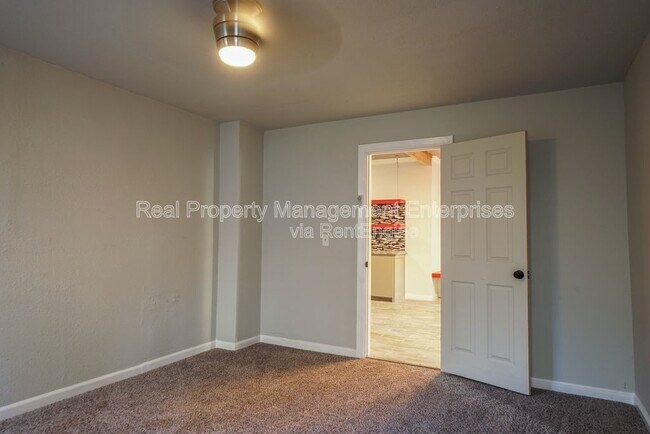 Building Photo - 1725 N McKinley Ave