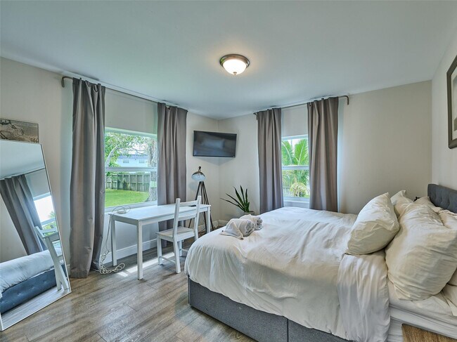 Building Photo - 801 NE 15th St