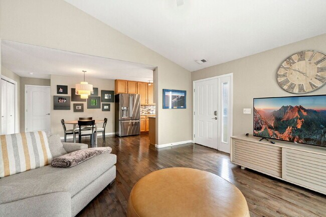 Building Photo - Bright & Spacious 2 Bedroom, 2 Bath Condo