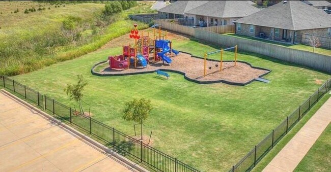 Building Photo - Edmond Home