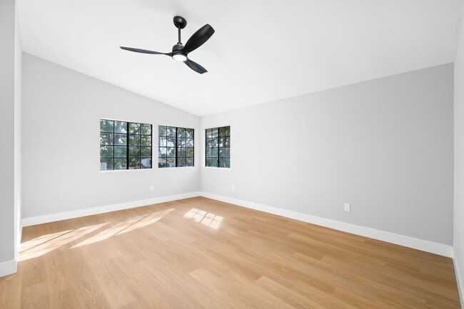 Building Photo - Move-In-Ready Townhome-Style Unit in Chula Vista!