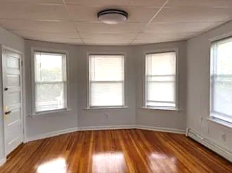 Building Photo - 202 Pine St