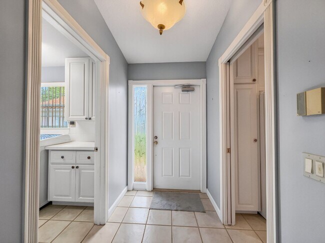 Building Photo - Beautifully maintained 2-bedroom, 2-bath in Island Walk