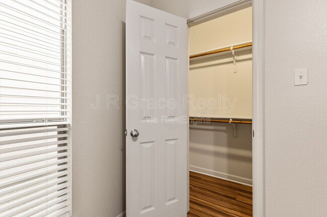 Building Photo - 2100 Breezy Dr