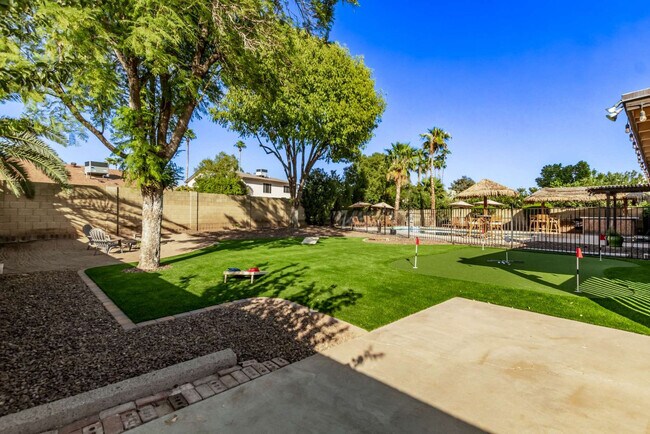 Building Photo - 4432 E Paradise Ln