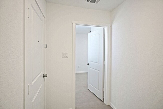 Building Photo - 1601 Tiptop Mdw