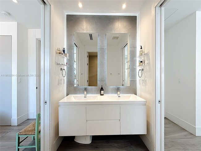 Building Photo - 561 Warren Ln