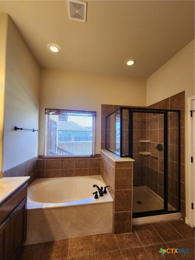 Building Photo - 803 Lodge Creek Dr