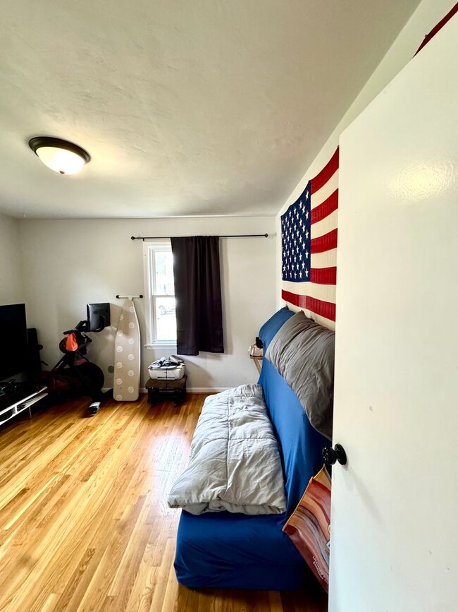 Building Photo - 4 bed 2 Bath Home for Rent in Portsmouth!