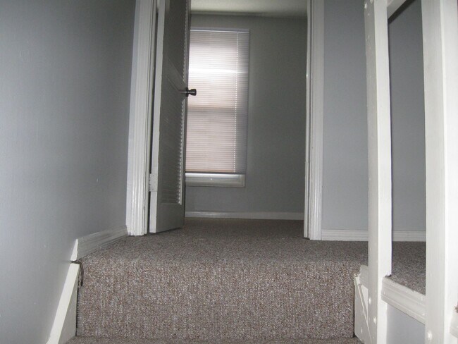 Building Photo - Close to Campus